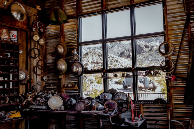 cordonnerie-CAVALAIRE SUR MER-min_shop_window_part_junk_abandoned-138873